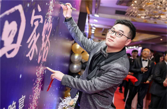 【高光“疫”事】勇敢逆行的特殊“网约车”——AG贵宾会90后，用信念打通生命运输线